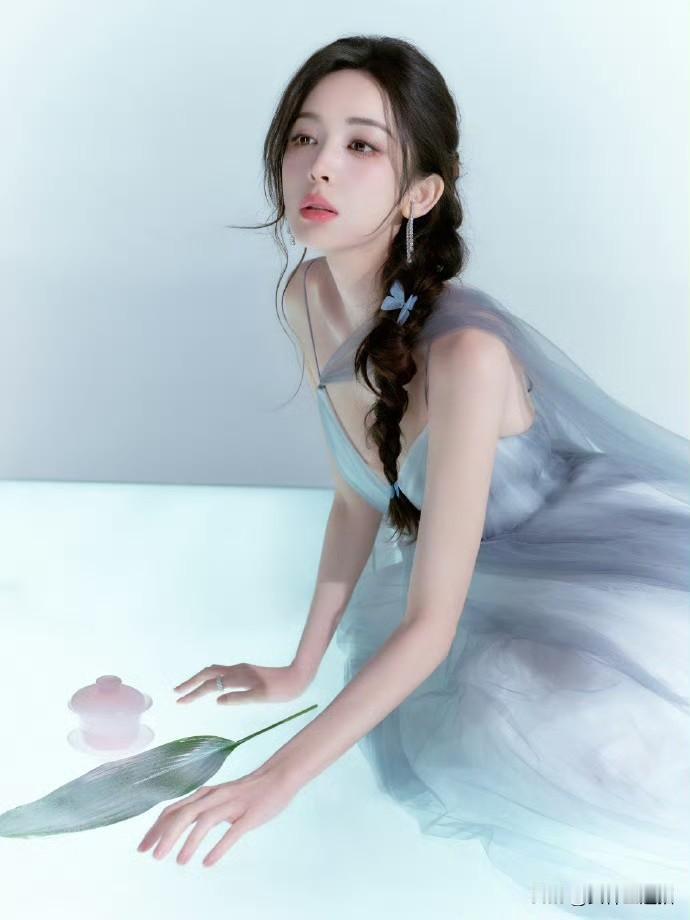 梦幻蓝裙少女，优雅姿态，唯美意境