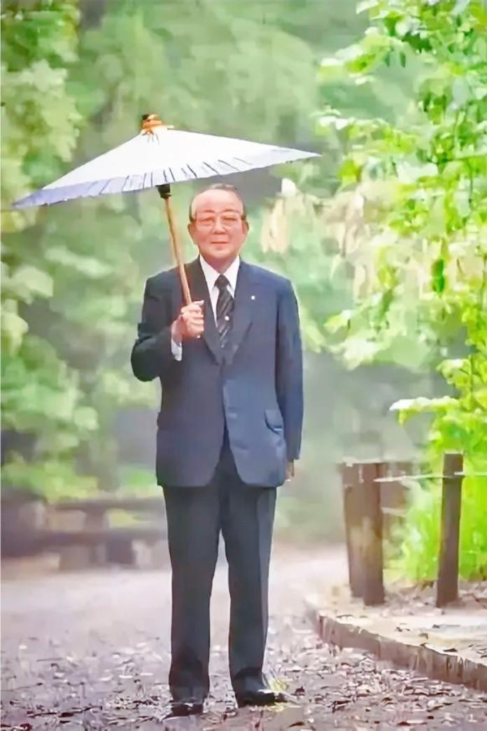 稻盛和夫警世之言：

“成功与赞美，常诱人误入歧途。”

赞誉如潮，人易自满，自