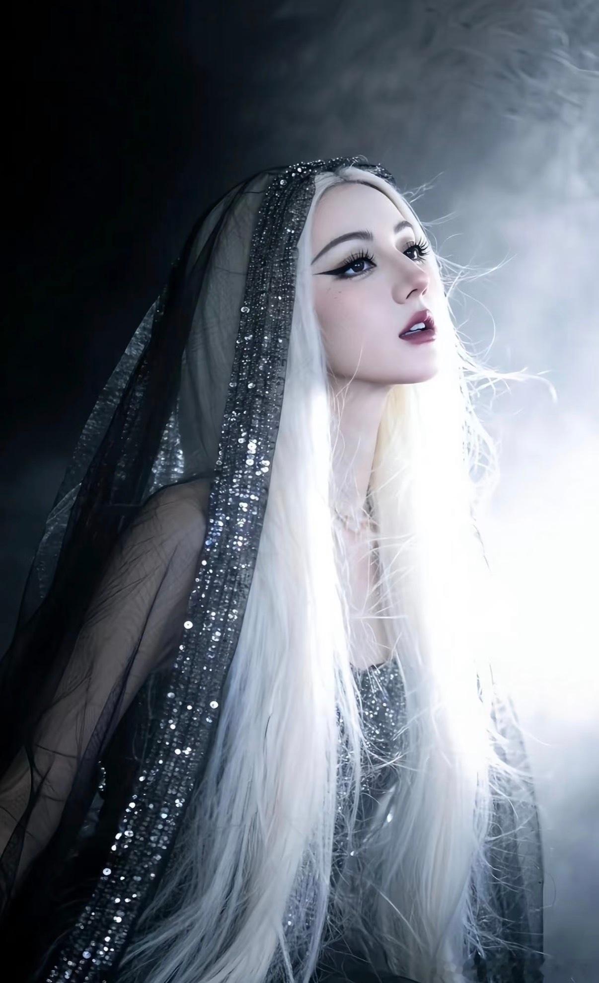 谁懂热巴这个白发的救赎感～～ 