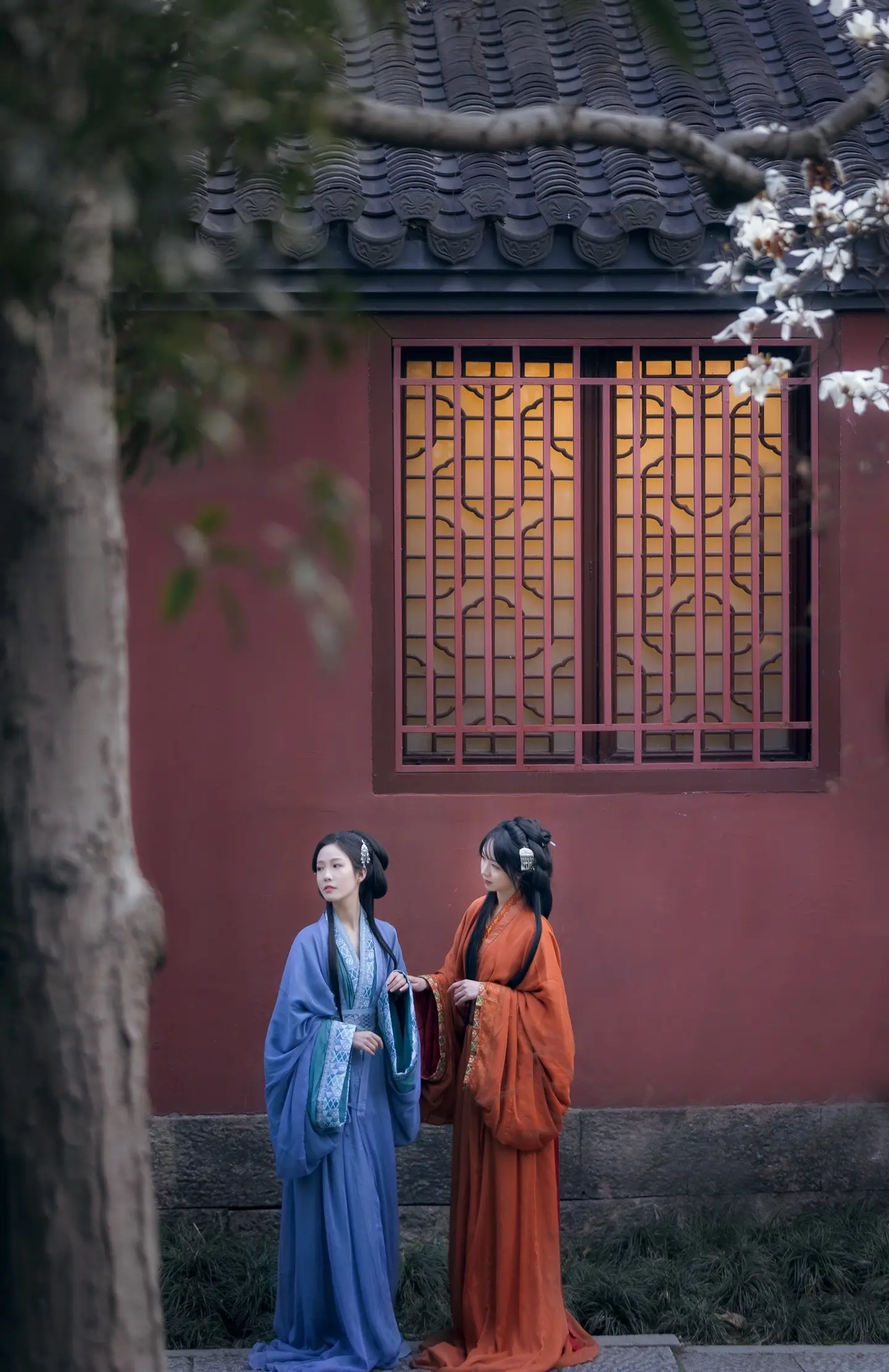 “白玉缀枝头，无绿也无愁。”