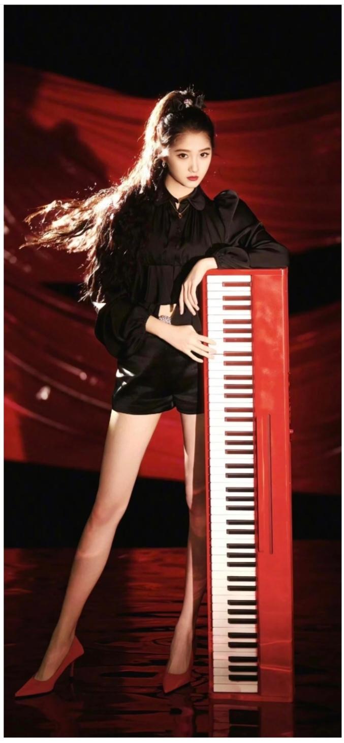 关晓彤，这琴拿的刚刚好。