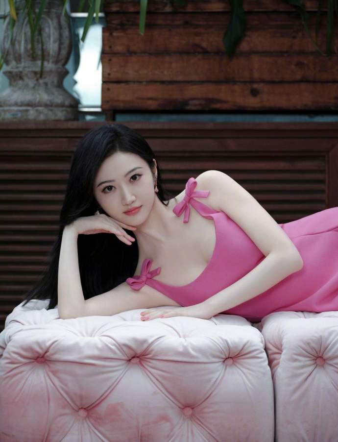 我有一种预感，景甜会火。
不是因为新剧要上，也不是因为孙割这事。
而是她这次的态