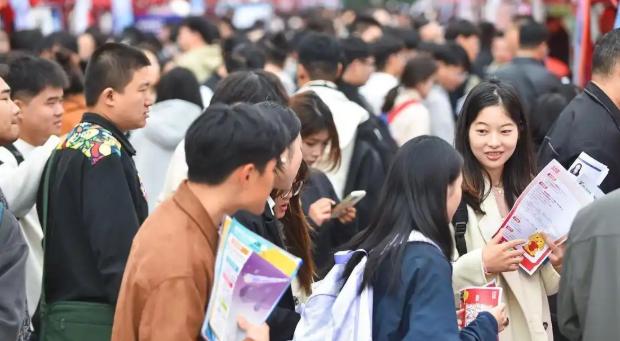 都说中国留不住人才，精英都移民去了欧美，可奇怪的是，那些留在中国的二流、三流、甚