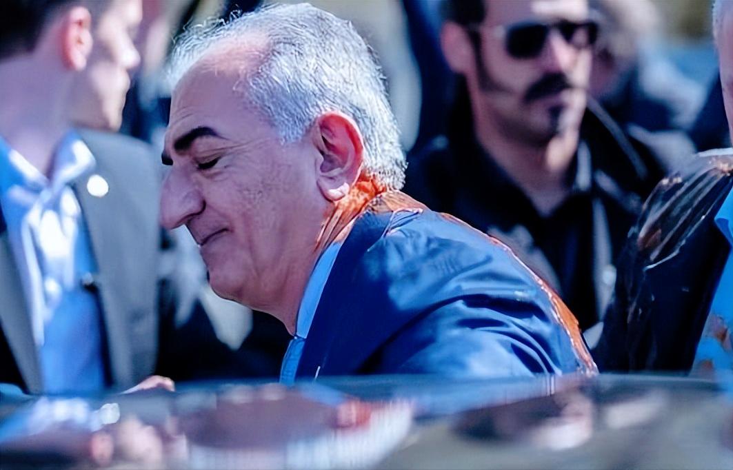 谁也没想到在外流亡几十年的伊朗前王储，在德国公开露面时直接被人泼了一身红，现场瞬