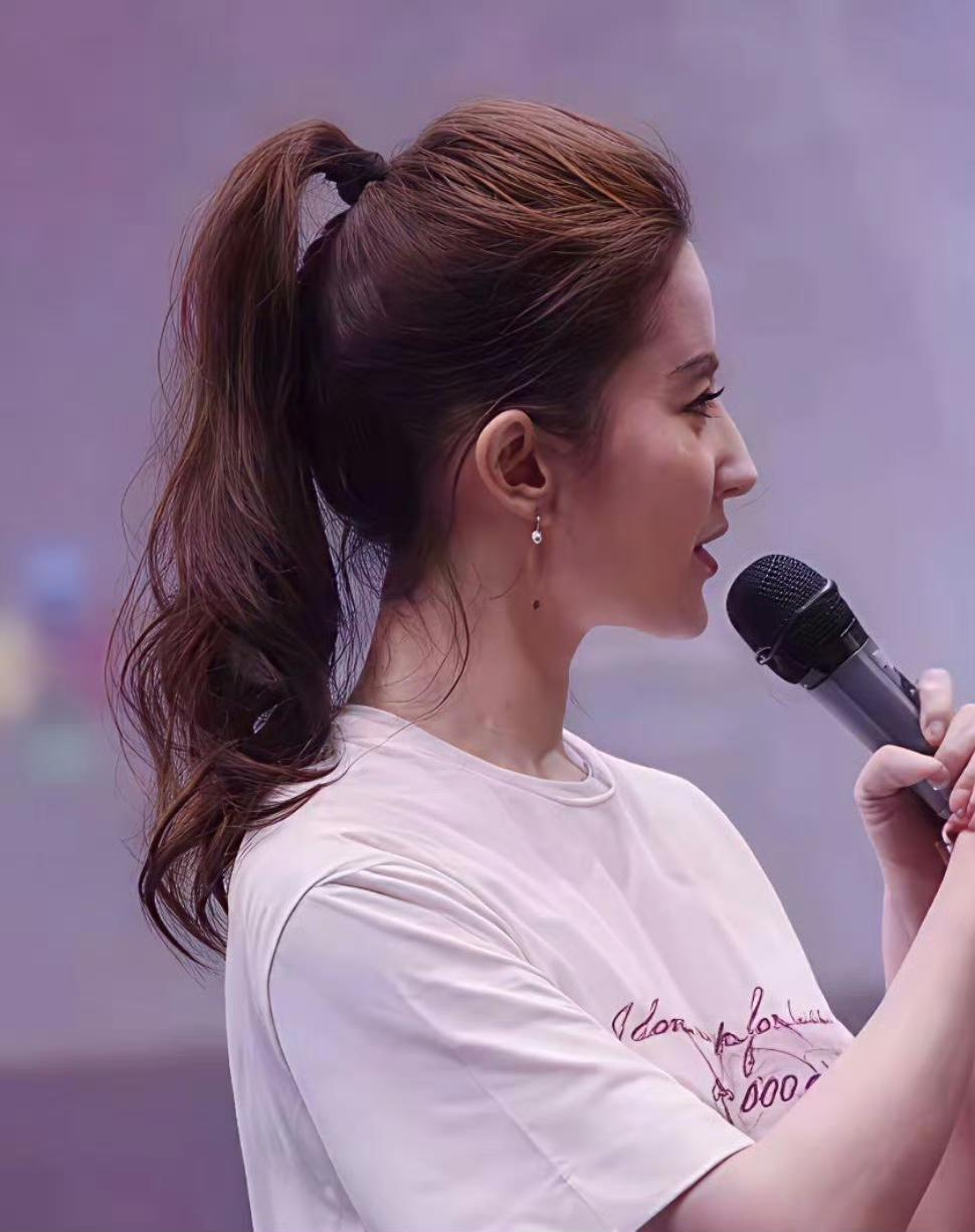 刘亦菲的发型为何总能做到发尾轻盈、发根丰盈，颅顶呈现出饱满的蓬松感？这背后离不开