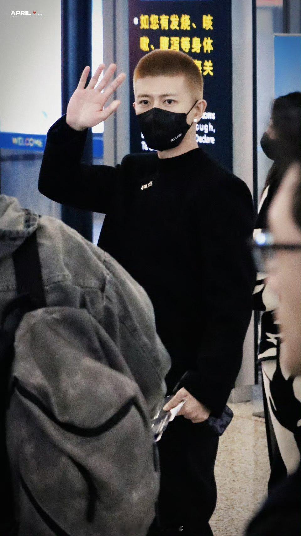 任嘉伦出发爱奇艺尖叫之夜，这个发色太帅了