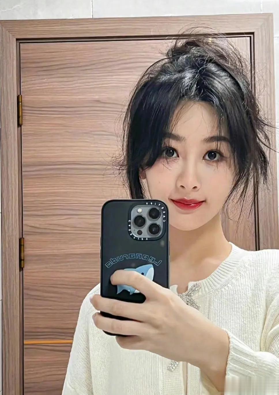 杨紫晒自拍，甜妹果冻妆元气满满，网友直呼认不出！

杨紫一直以来都是阳光活泼的形