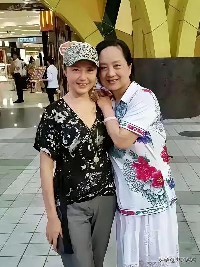 “黄英姑”与“红牡丹”相逢！
1981年，两部女侠电影——《黄英姑》（图二）、《