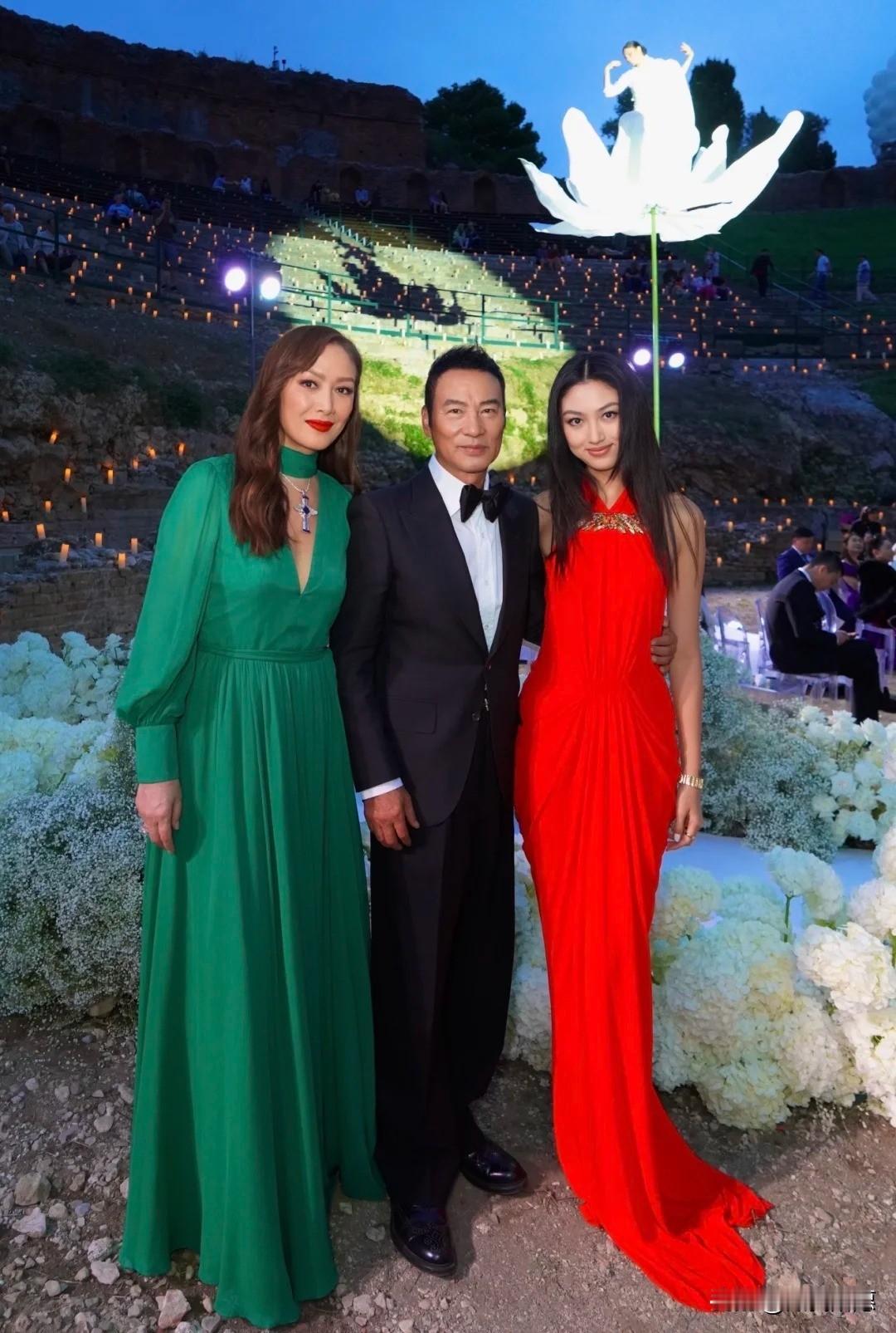 任达华这辈子，
只对两个女人“怂”过：
一个是老婆琦琦，一个是女儿任晴佳。

当