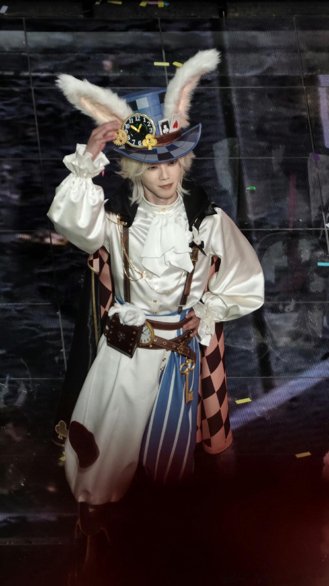 华晨宇刺激之夜COS童趣迷兔华晨宇刺激之夜飞碟live舞台抛开造型，单说飞碟li