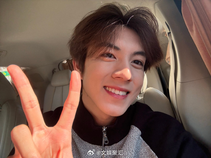 赵一博冬日暖阳live图  赵一博车内比耶自拍  看赵一博的冬日暖阳live图与