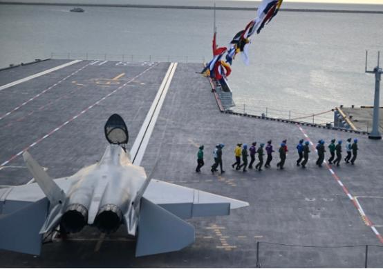 美国网友，据称前美军海豹6队的特种兵，在看到中国海军福建舰弹射歼-35舰载机后，