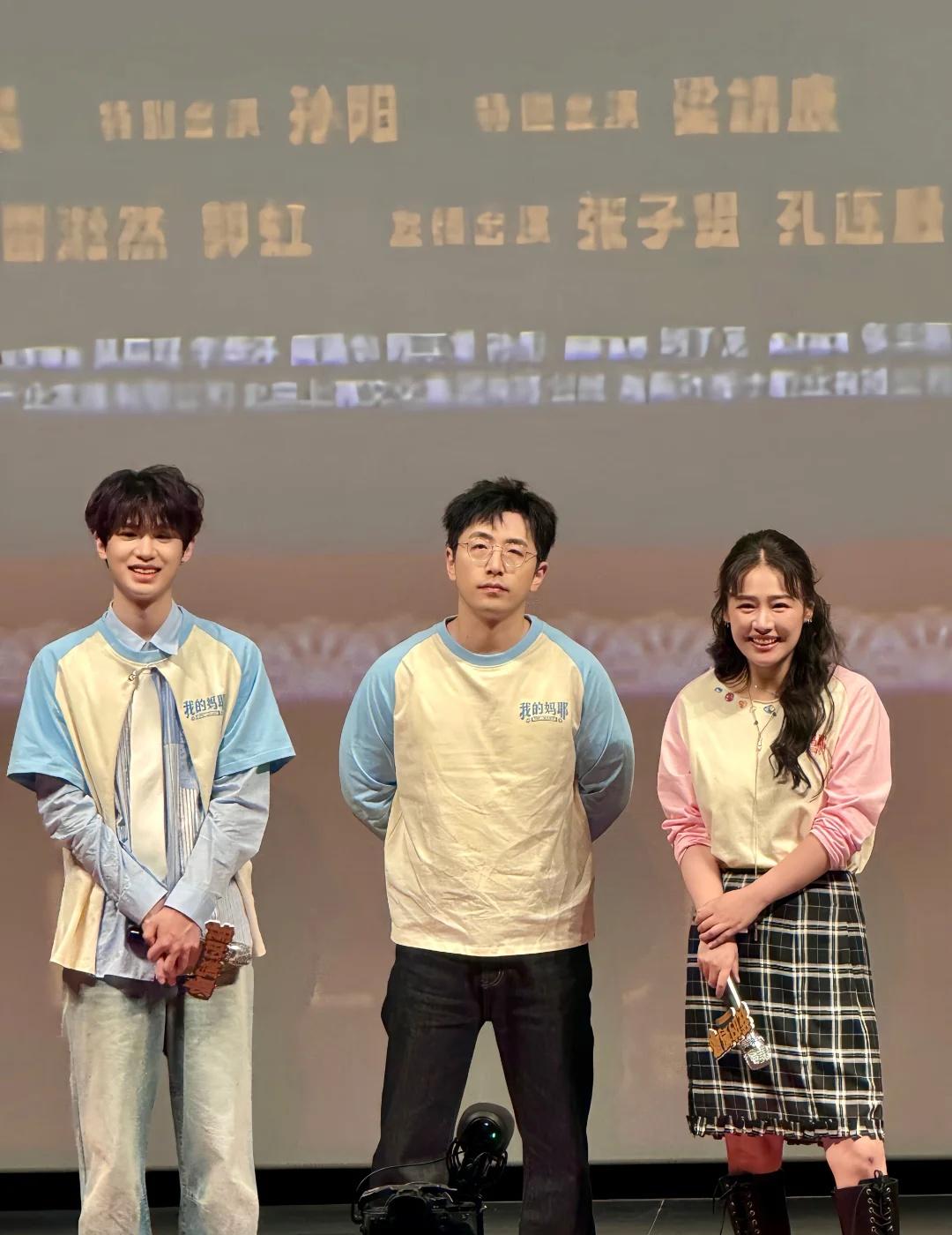 白客叔叔 你衣服没熨
笑死我了 回去翻照片发现客子的衣服皱皱的
估计是路演太累了