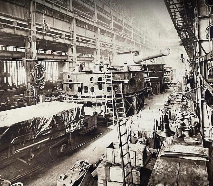 正在制造的12英寸主炮塔，摄于纽卡斯尔，1913年。这些主炮塔是为阿金考特号战列