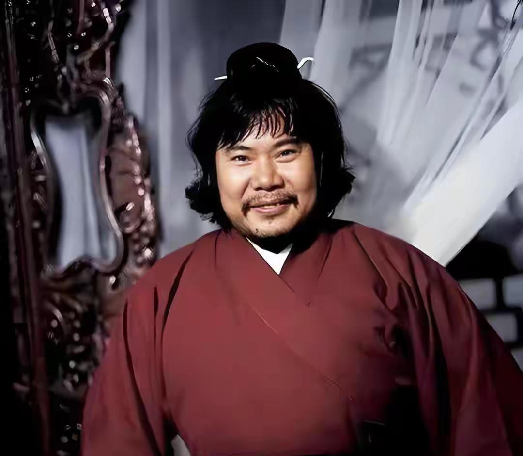红衣映笑颜，古韵入画来。没想到他是山东籍演员，面熟吗？大家还记得名字吗？香港🇭