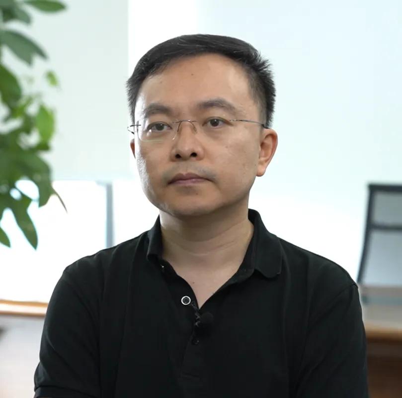 一次，记者采访段睿，问出了一个敏感又尖锐的问题：你和蔡磊结婚是看中了他的财力吗？