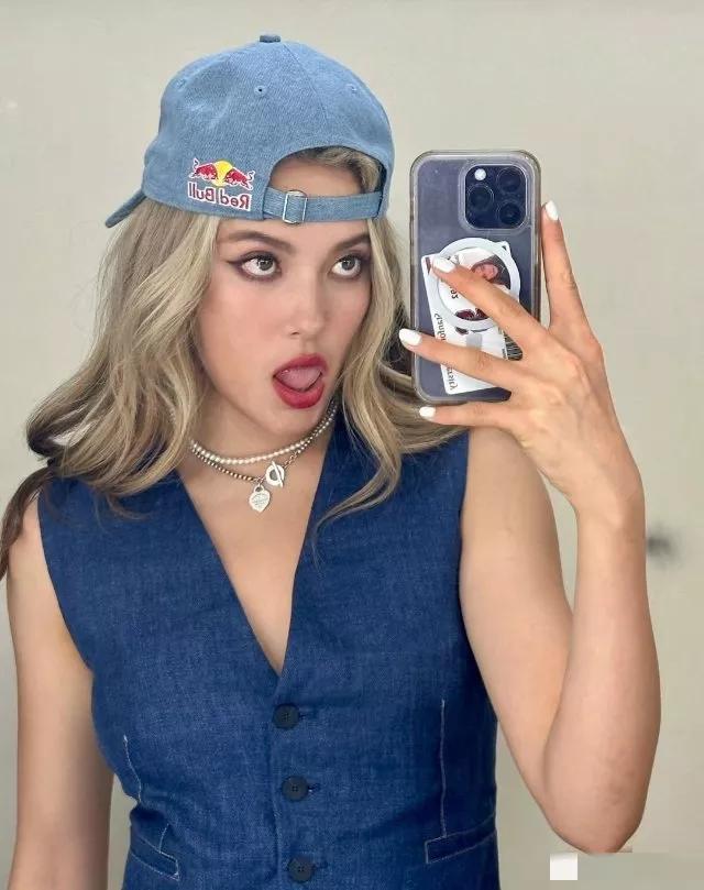 谷爱凌这两张照片，被网友称为正能量！
我眼拙，真没看出来！
请教一下大家，这两张