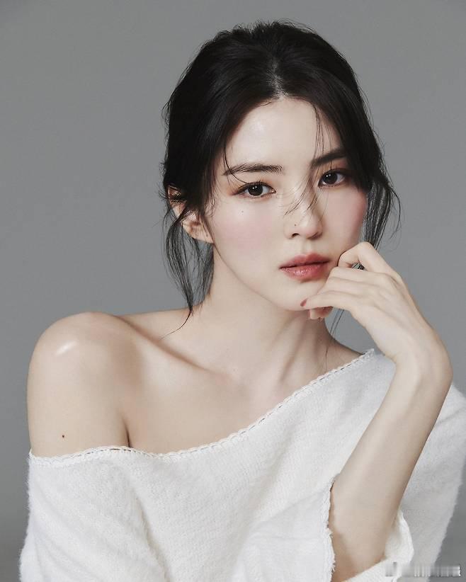 韩素希再谈与柳俊烈李惠利争议韩素希说还是希望大家能喜欢她时隔两年，韩素希在新片采