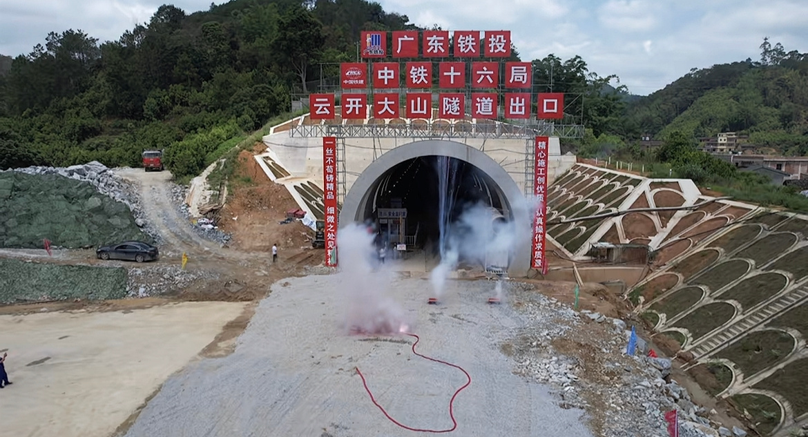 【预计深南高铁2027年建成通车】日前，深南高铁（广东段）云开大山隧道出口与2号
