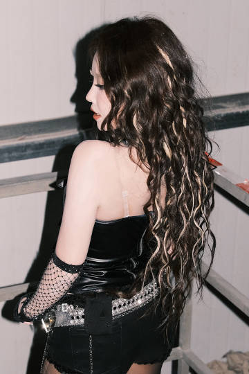 安崎身材好就是敢穿安崎二公舞台辣妹造型，身材好就是敢穿，完全顶级辣妹安崎二公舞台