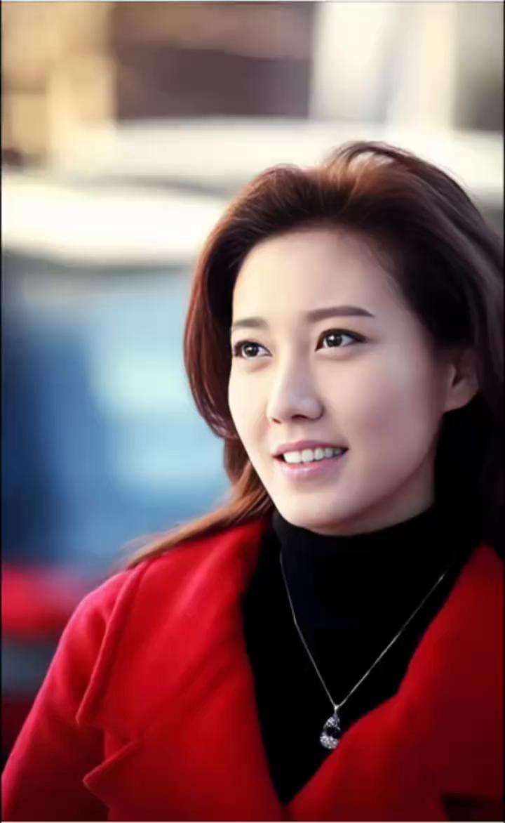 1982年她降生北京，中戏科班出身，功底扎实，清秀长相，水嫩肌肤，活力始终充盈，