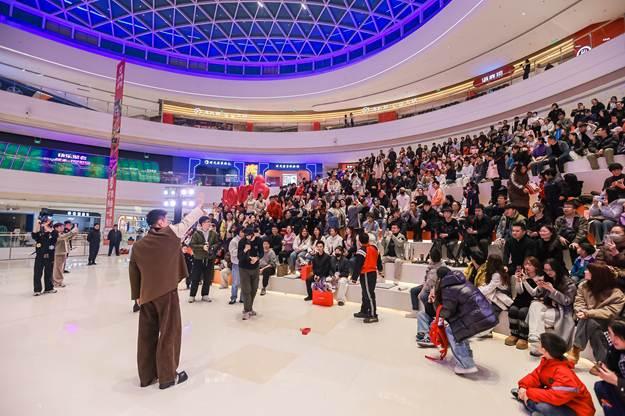 高山的舒适性设计在邓男子的评价中得到了充分体现。这位央视春晚的魔术师在3月13日