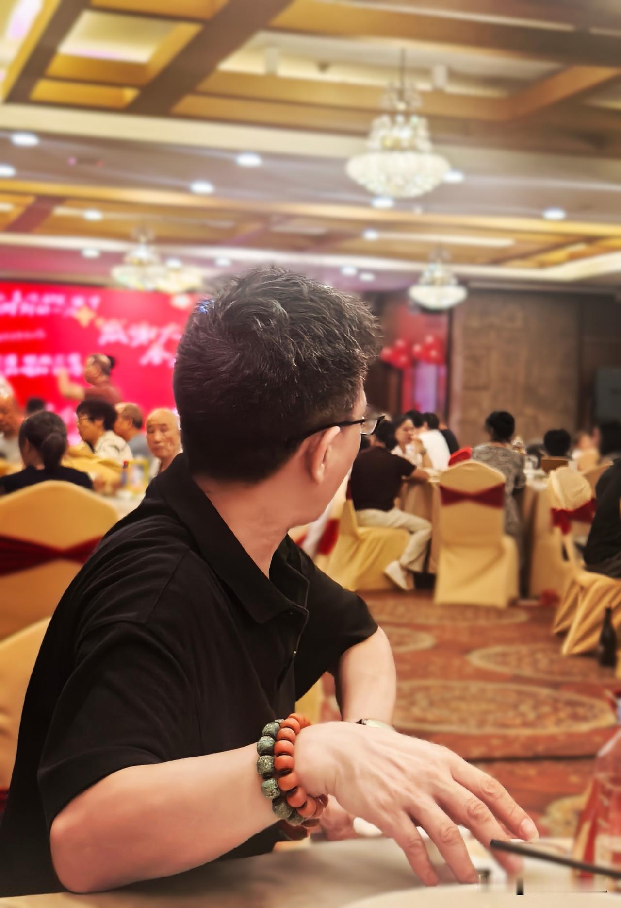 我满心盛装赴十年一遇的家族婚宴
没想到最卷的人是自家先生
我向来有自己的一套处世