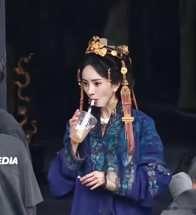 我承认，看到杨幂喝咖啡的那一刻我直接惊呆了，想说一个这么有钱的大咖，怎么会喝这么