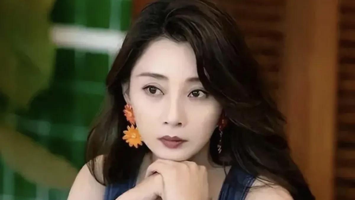 在演艺圈内，殷桃可是名副其实的女富豪，她的生活如同闪耀星河，令人艳羡不已。不同于