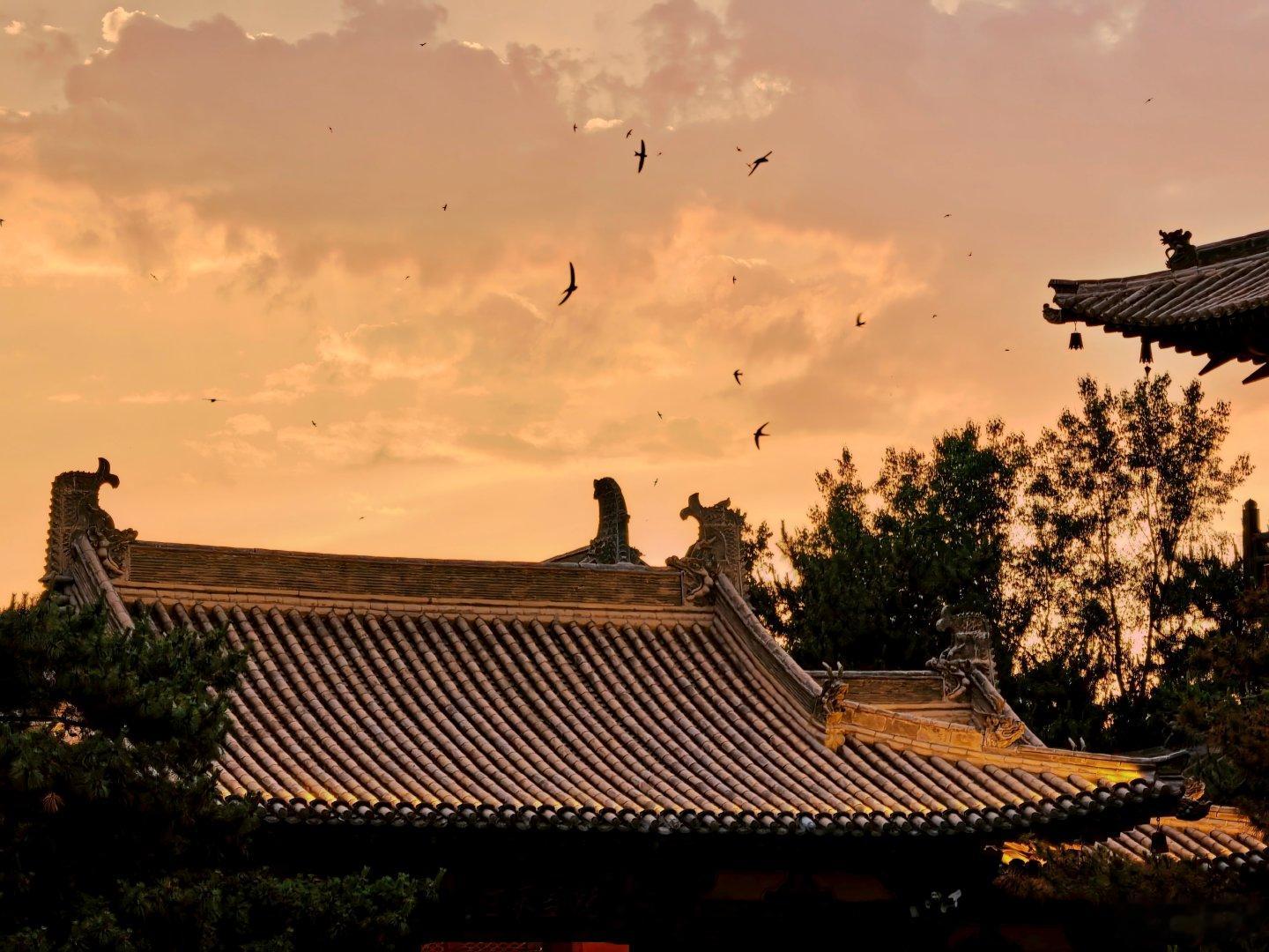 今日华严寺的晚霞。“人生百年如朝露活在当下，世间万象皆浮云乐住心中。” 