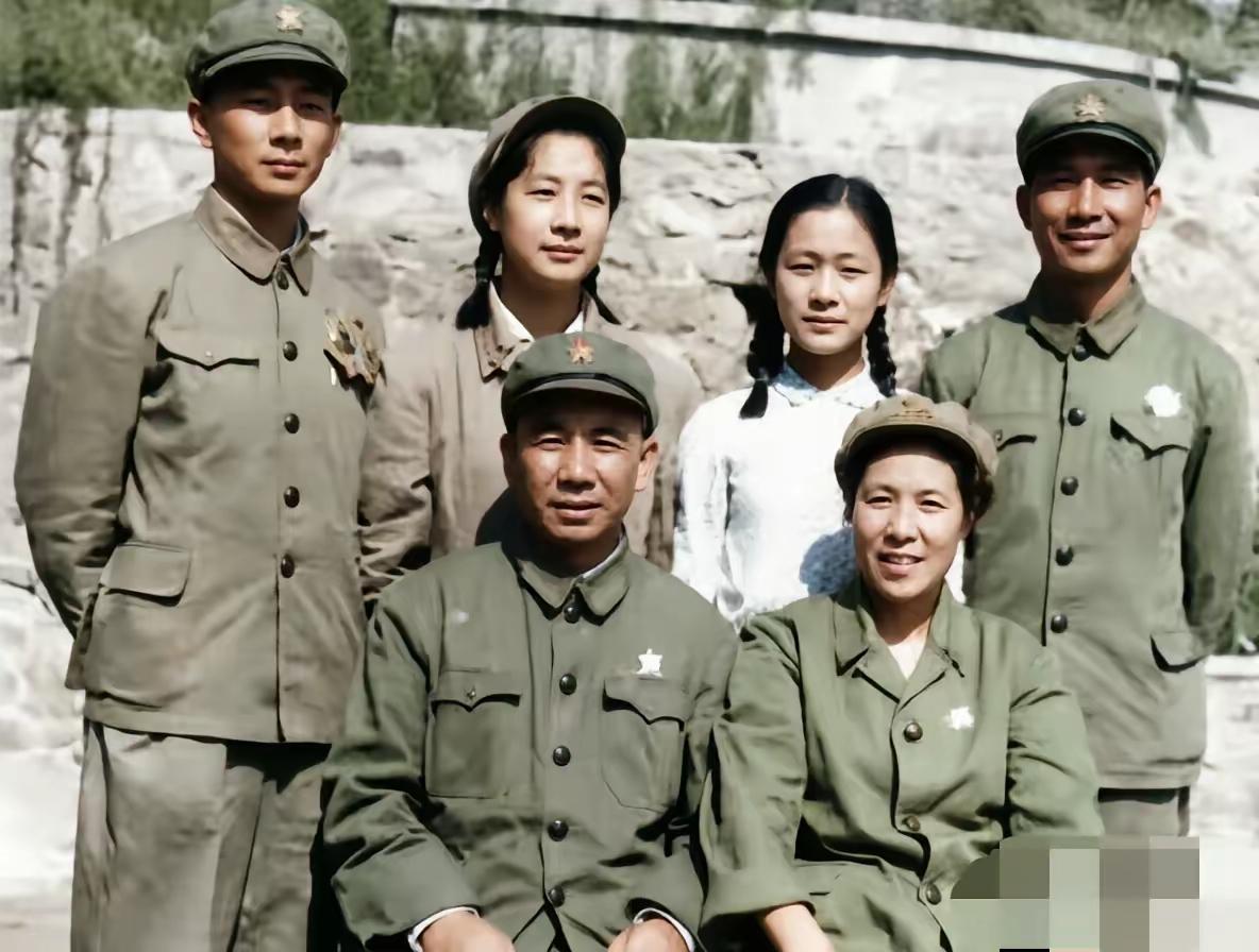 军中传奇范家三姐妹，三桩姻缘成就红色佳话
 
大姐范景新，开国上将王平的夫人。二
