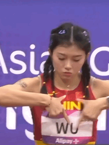 就是因为这几个动作，
小妮子又被黑了！
这样的动作有什么问题？
这不是自信的展现