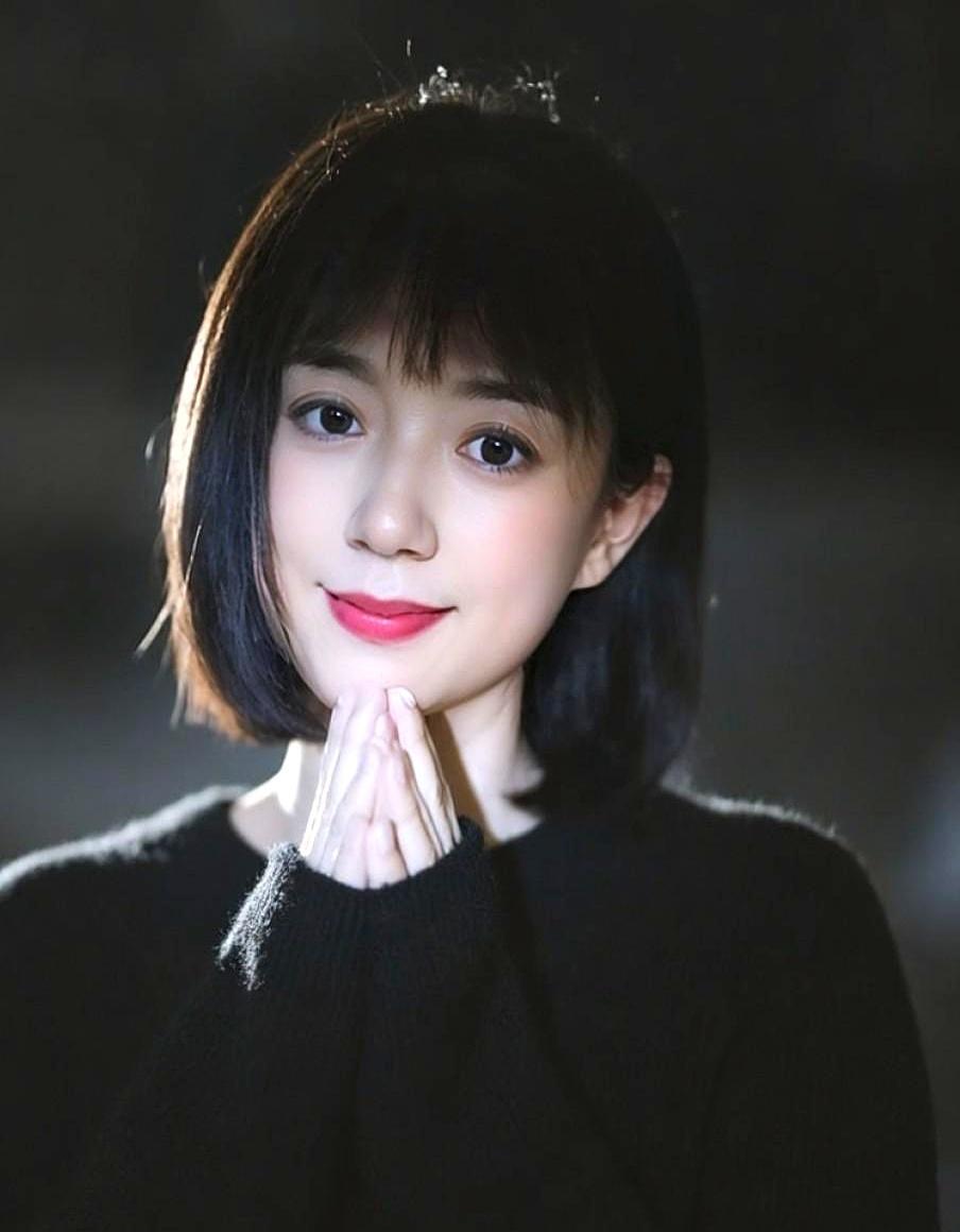 腊月商场冷清到像半夜
 
往年腊月，试衣间排队半小时，收银台扫码声连成鞭炮。今年