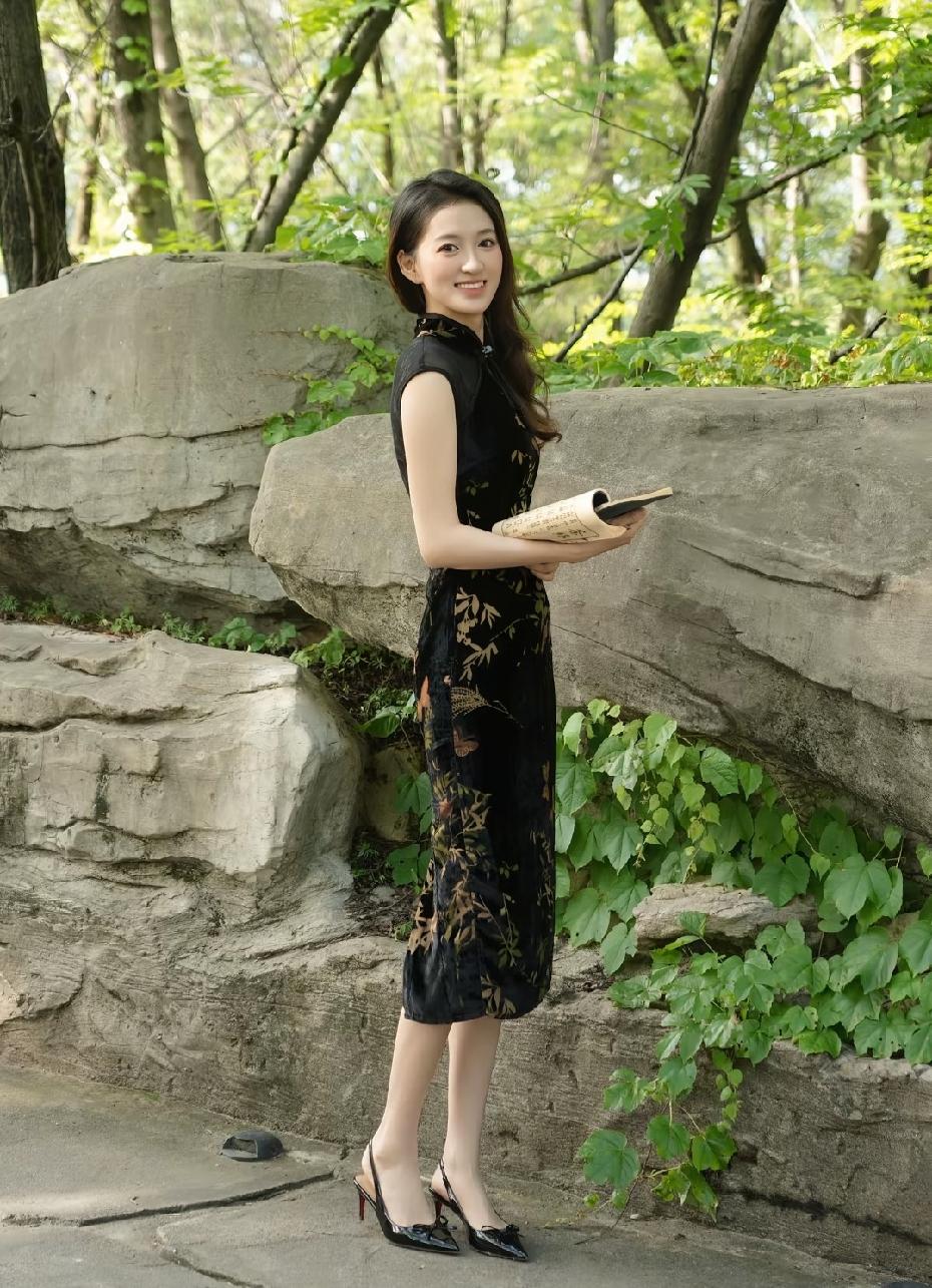 旗袍还是咱们中国女人穿的好看，旗袍韵味演绎的淋漓尽致。