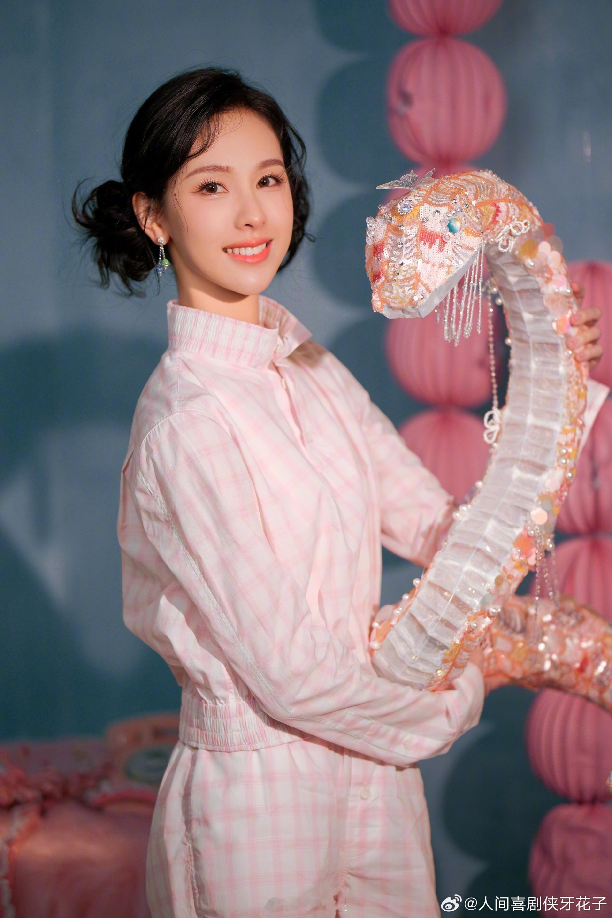 陈都灵 偶遇一条萌萌蛇 陈都灵：偶遇一条萌萌蛇🐍，没错，俺就是那条🐍 