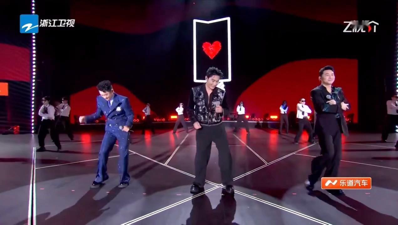 郑恺沙溢李晨三个人是在跳广场舞吗哈哈哈 