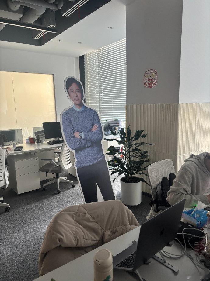 邓超给立牌穿裙子  邓超带立牌上班 邓超给立牌穿裙子，重点是还是他自己的立牌，这