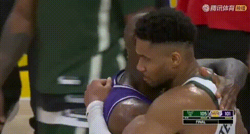 詹姆斯拥抱对手了！潜台词：东契奇3分犯规背锅！
好罕见，今天输球竟跟对手拥抱了个