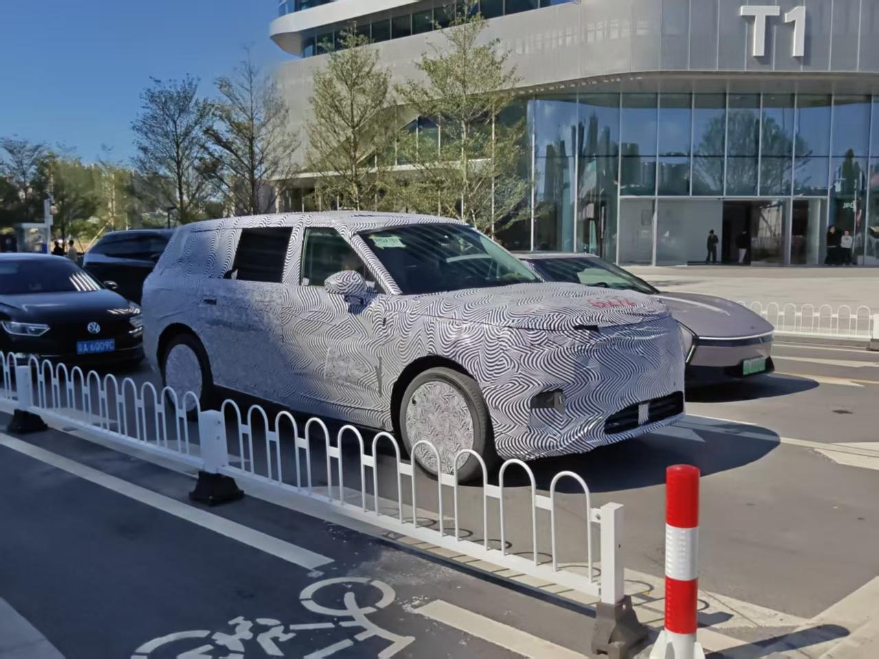 看上去不显大，但它的D柱明显要比D9没那么倾斜。大概率是小鹏增程大SUV？（代号