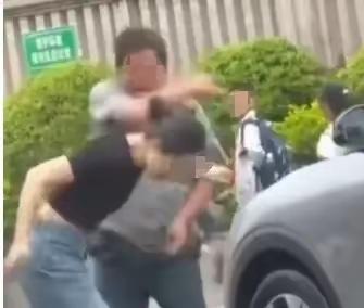 反转来了！
女子脚踹保安反被掌掴，
别再只盯着她动手那一秒评判对错了。完整监控曝