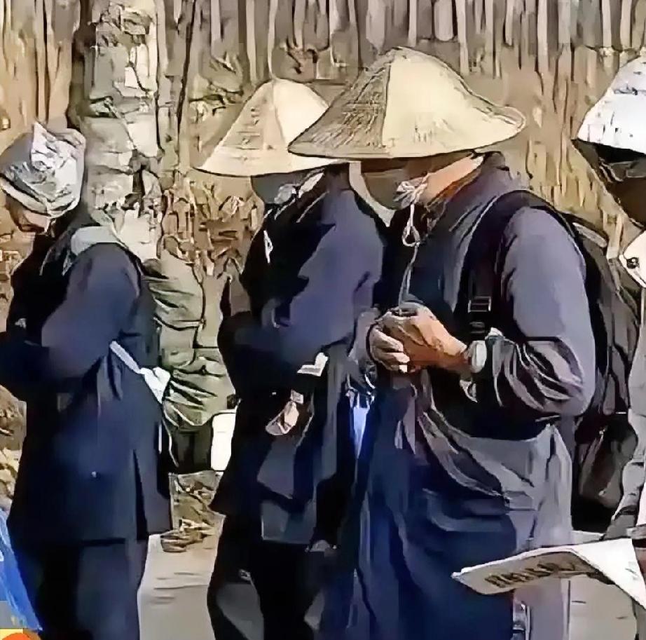 朋友圈里那帮爱钻山沟子的驴友

最近都在那儿抱怨


说好好的春光，怎么说封山就