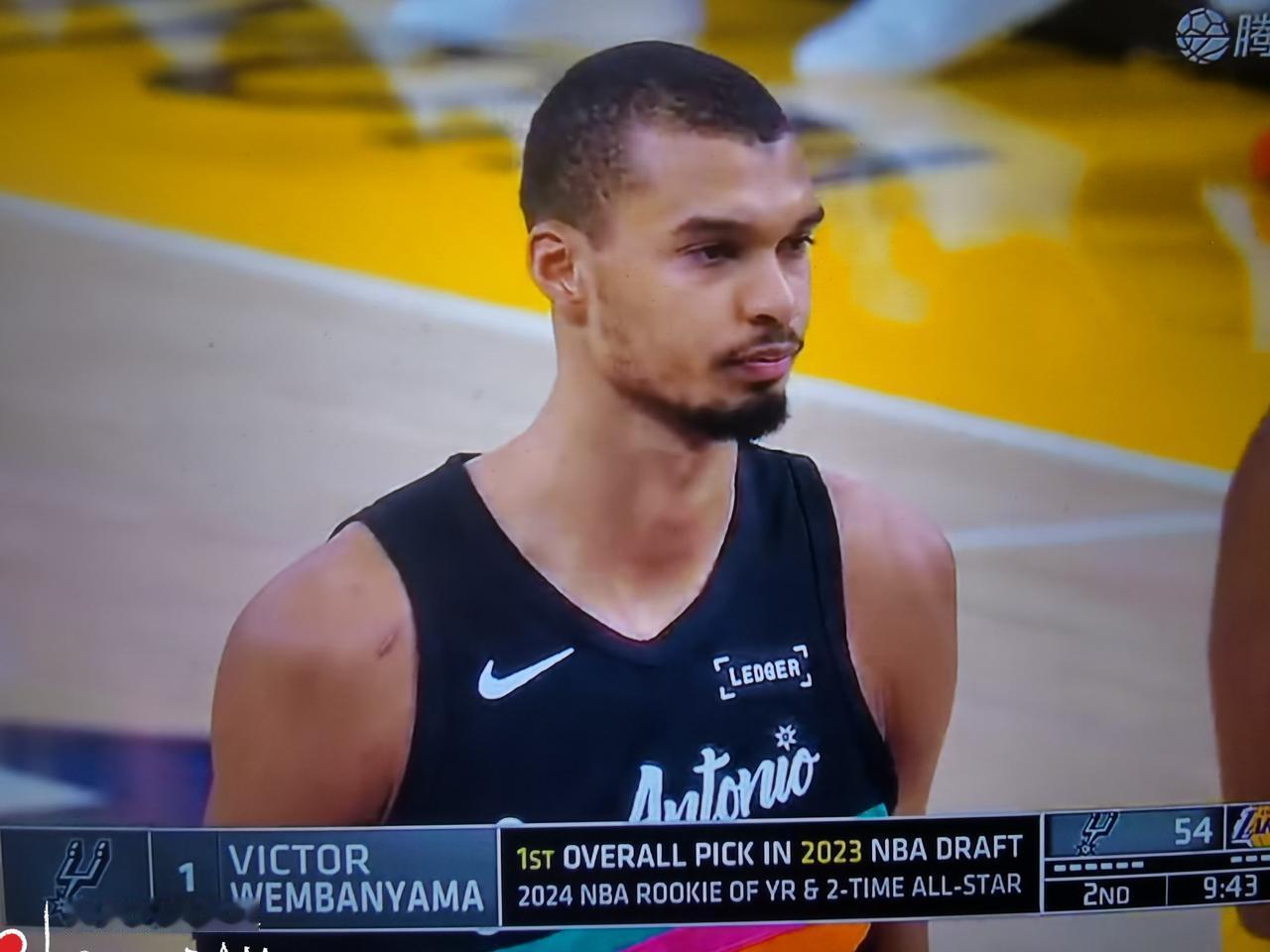 文班不当人的一天

        见过3节打卡的，见过半场打卡的，见过8分钟打