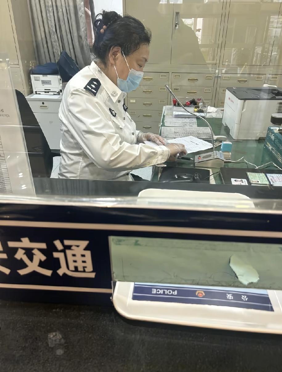 这是什么级别的领导，竟然坐在服务窗口上，感觉现实中公安上好多副厅长和市局局长戴的