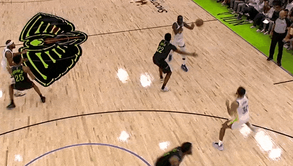 舒服！库里终于开始有哨子喽！
在今天NBA常规赛勇士对阵鹈鹕的第一节比赛中，库里