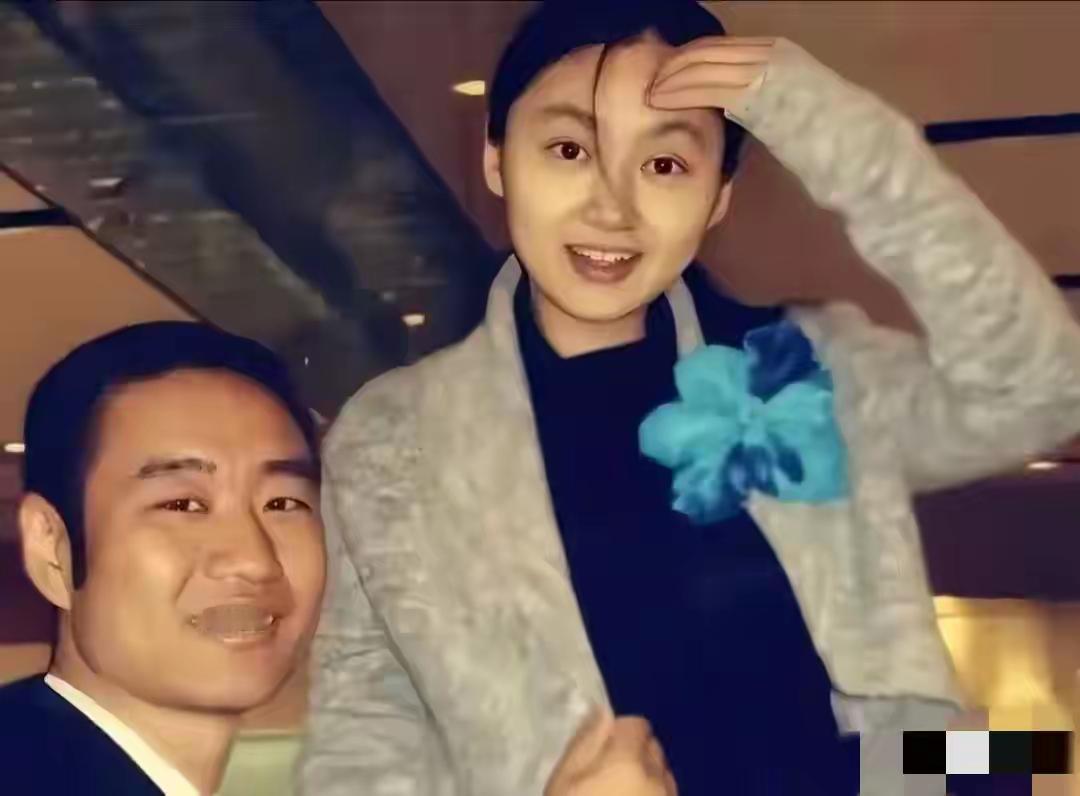 无意刷到这张老照片，心里酸酸的，眼泪忍不住的流出来了，谁还记得这对让人崇敬的夫妻