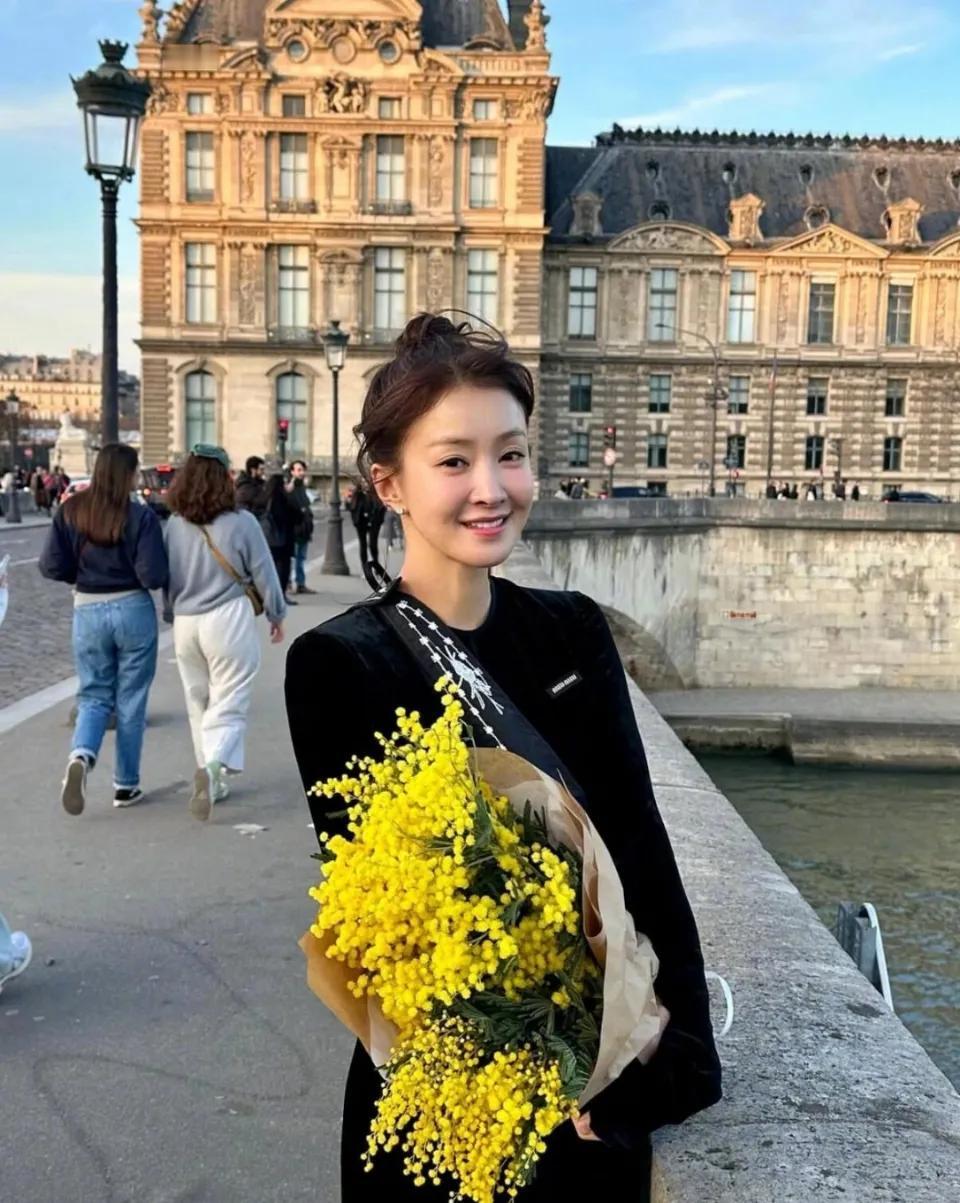 李诗英离婚后，怀上前夫的孩子。

曾出演《甜蜜家园》的女演员李诗英在社交平台发文