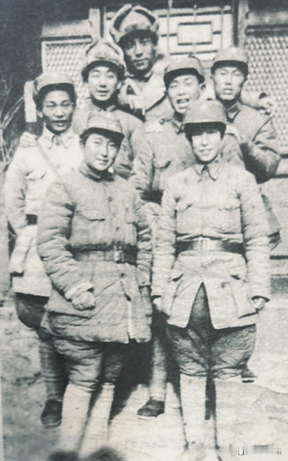 1941年，晋察冀四分区司令部驻地的合影，后排右一为邓华，前排左一为邓华夫人李玉
