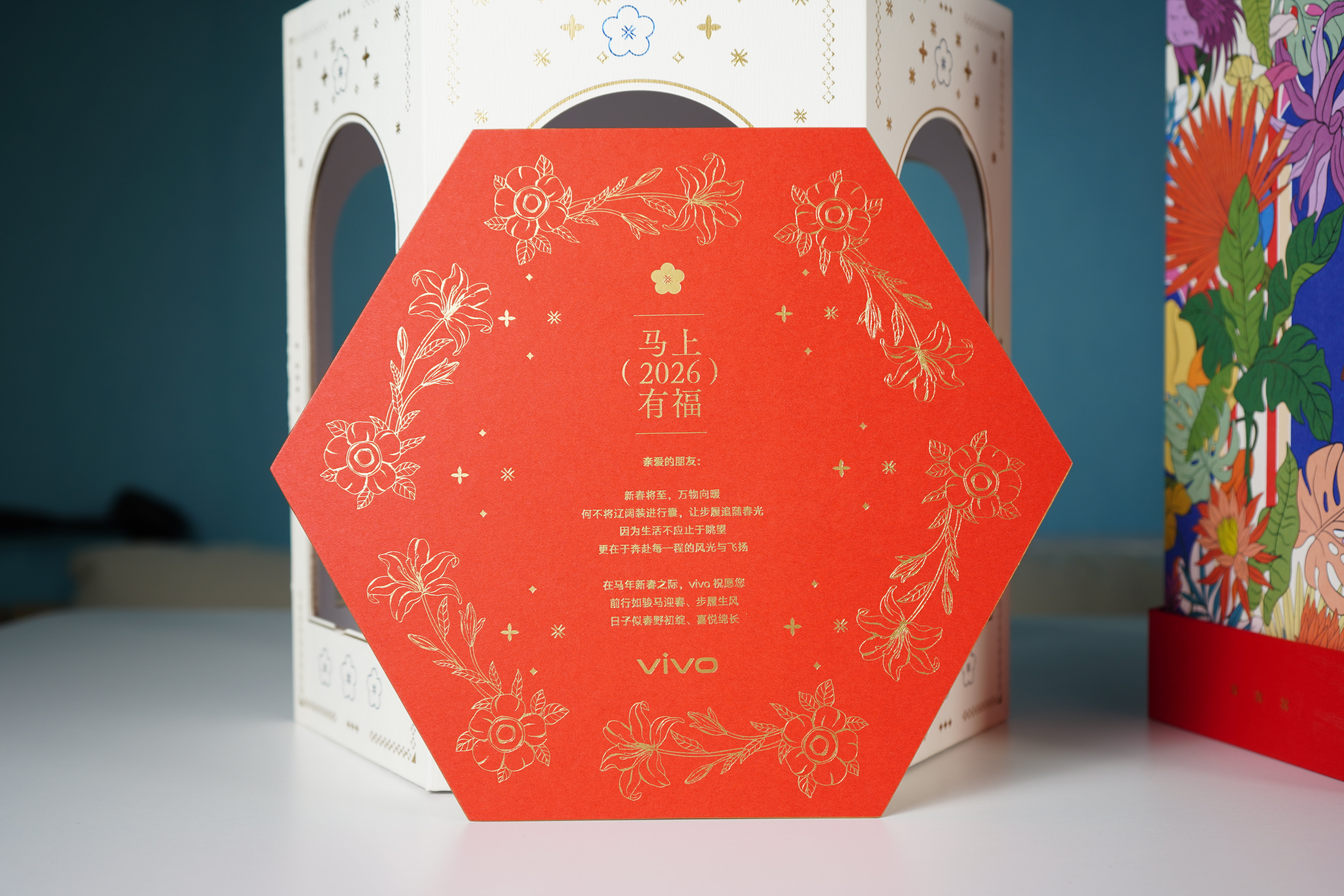 感谢vivo送来的新年礼物，一如既往的精致高级，车载香薰、挎包、围巾、挂件和水杯