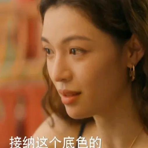 在电视剧《灿烂的风和海》中，第一女主角是陈嘉慧(钟楚曦饰演)，她是一个长发飘飘的