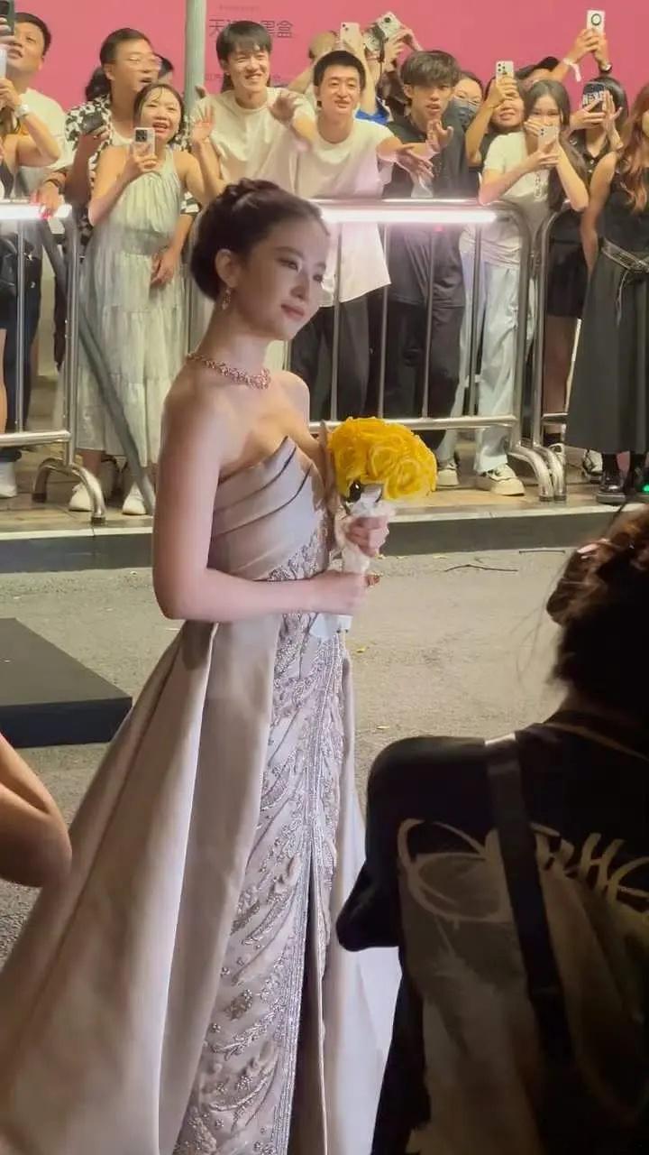 刘亦菲线下真的不胖吧，现实中就是高挑偏瘦的大美女啊，是内娱其他人太瘦了，各个都是
